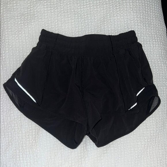 Lululemon hotty hot 2.5” Women's Black Athletic Shorts size 4 perfect condition - Picture 1 of 4
